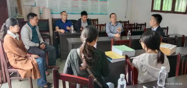 与当地干部群众座谈交流